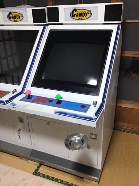 アーケード筐体から伸びる銀の輪っか？時代を感じるアイテムに当時を