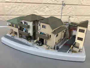 コレクションケースにおさまるミニチュア世界 生活感あふれる住宅地