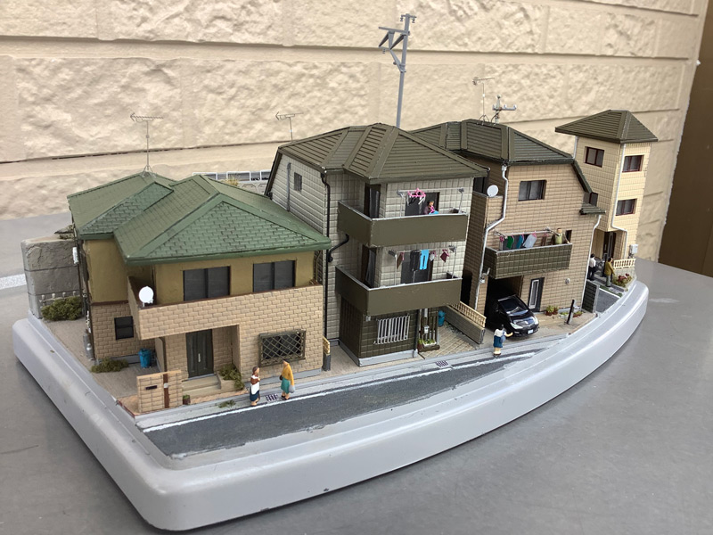 コレクションケースにおさまるミニチュア世界 生活感あふれる住宅地