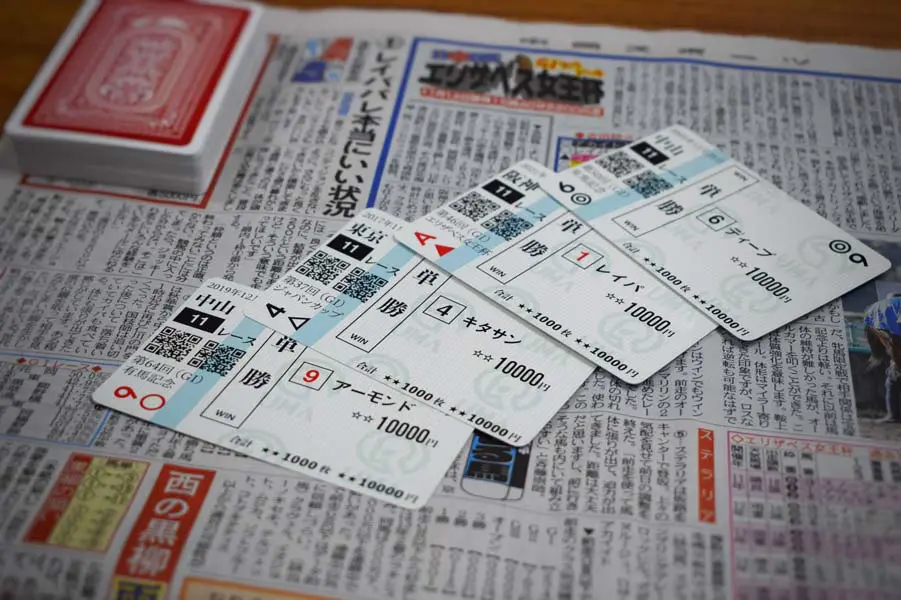 モチーフは一番人気で「飛んだ」馬 競馬場気分の「ハズレ馬券トランプ