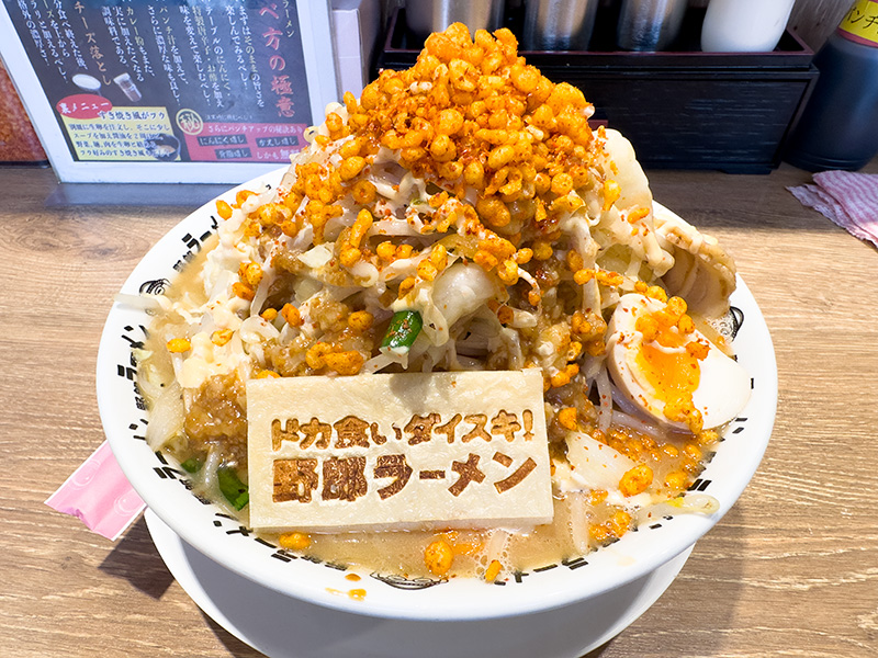 プロのデブ、4200kcalラーメンに挑戦 “もちづきさん”が憑依する一杯に