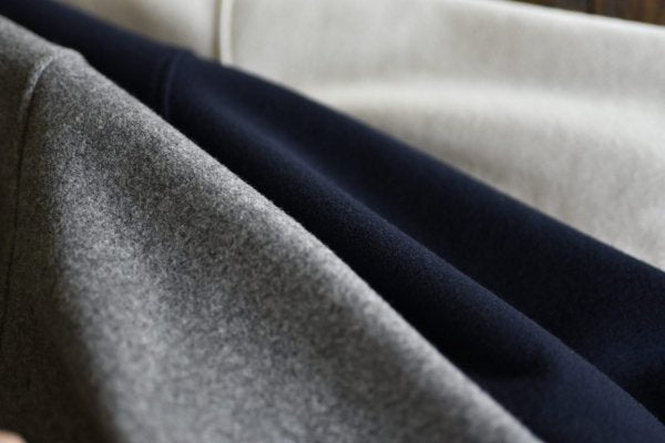 洗えるウール混素材のキーネックプルオーバー – OURHOME