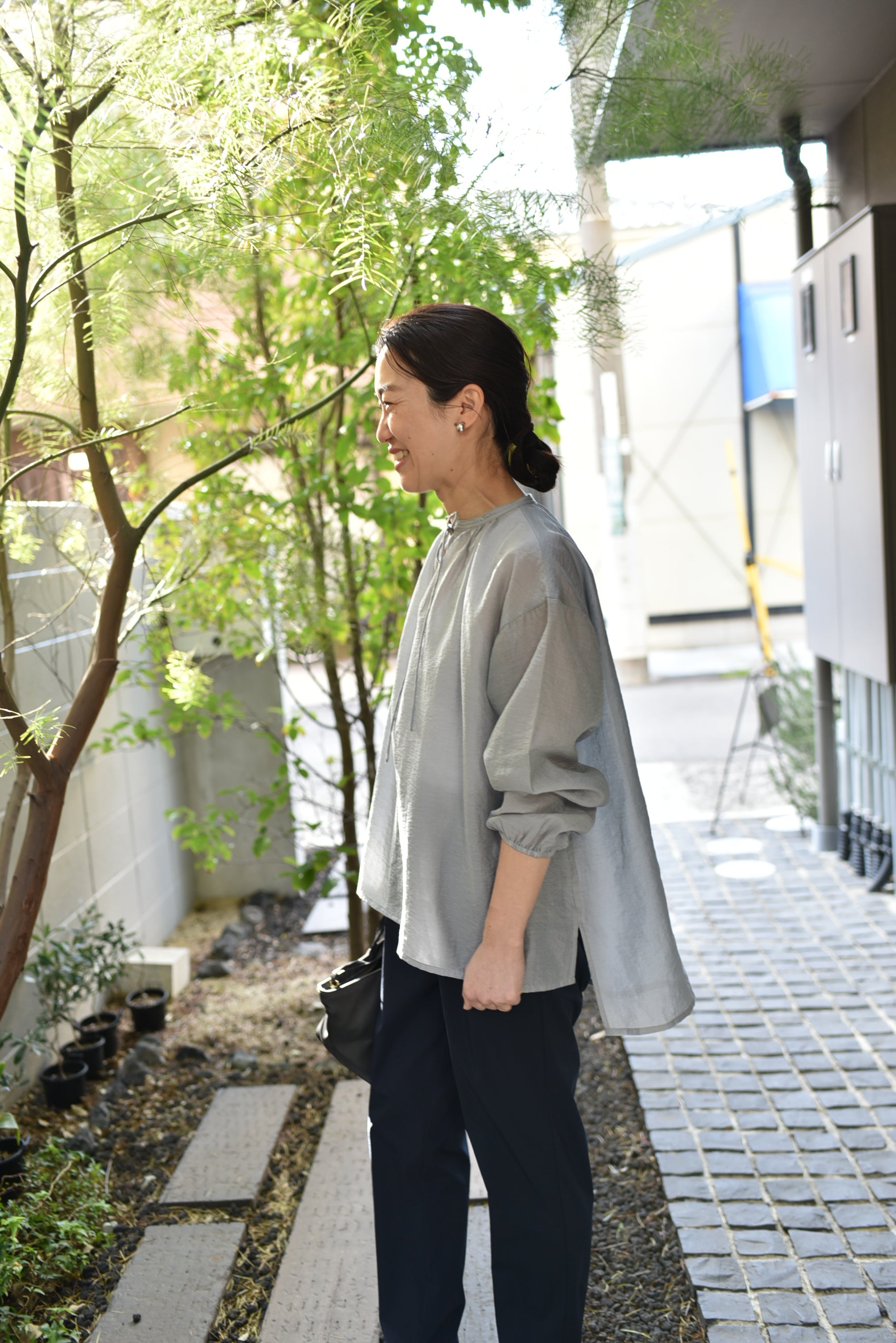 柔らかな透け感、リボンギャザーブラウス – OURHOME