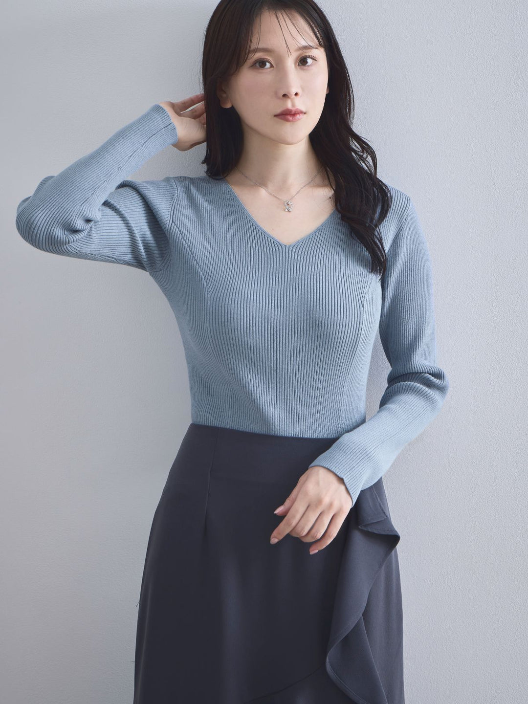 Vネックパネルニット：スモーキーブルー│胸が大きな女性のための