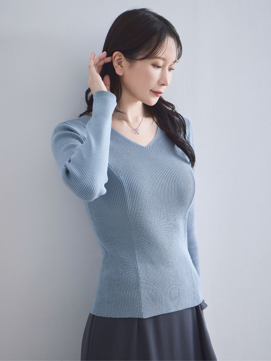 Vネックパネルニット：スモーキーブルー│胸が大きな女性のための
