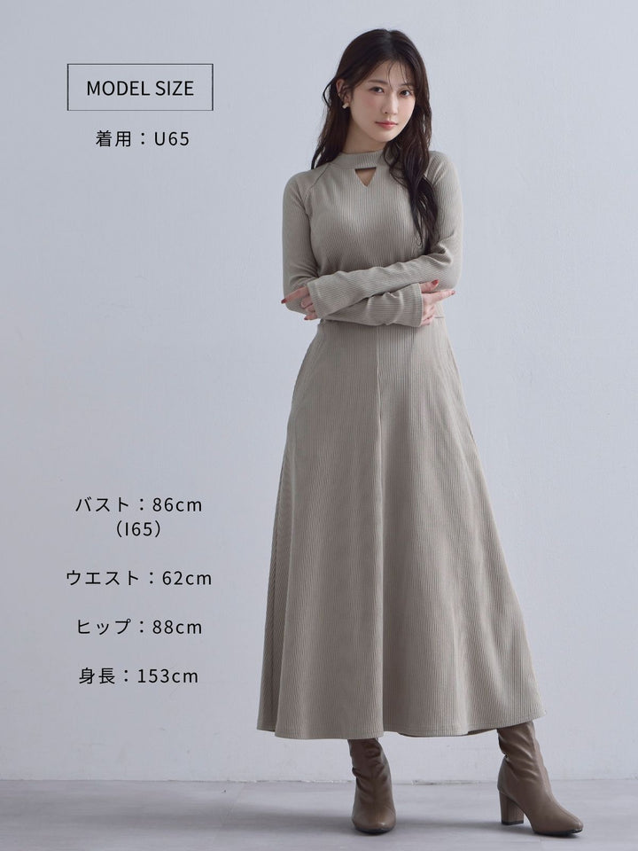 キーネックリブカットワンピース：ブラック│胸が大きな女性のための