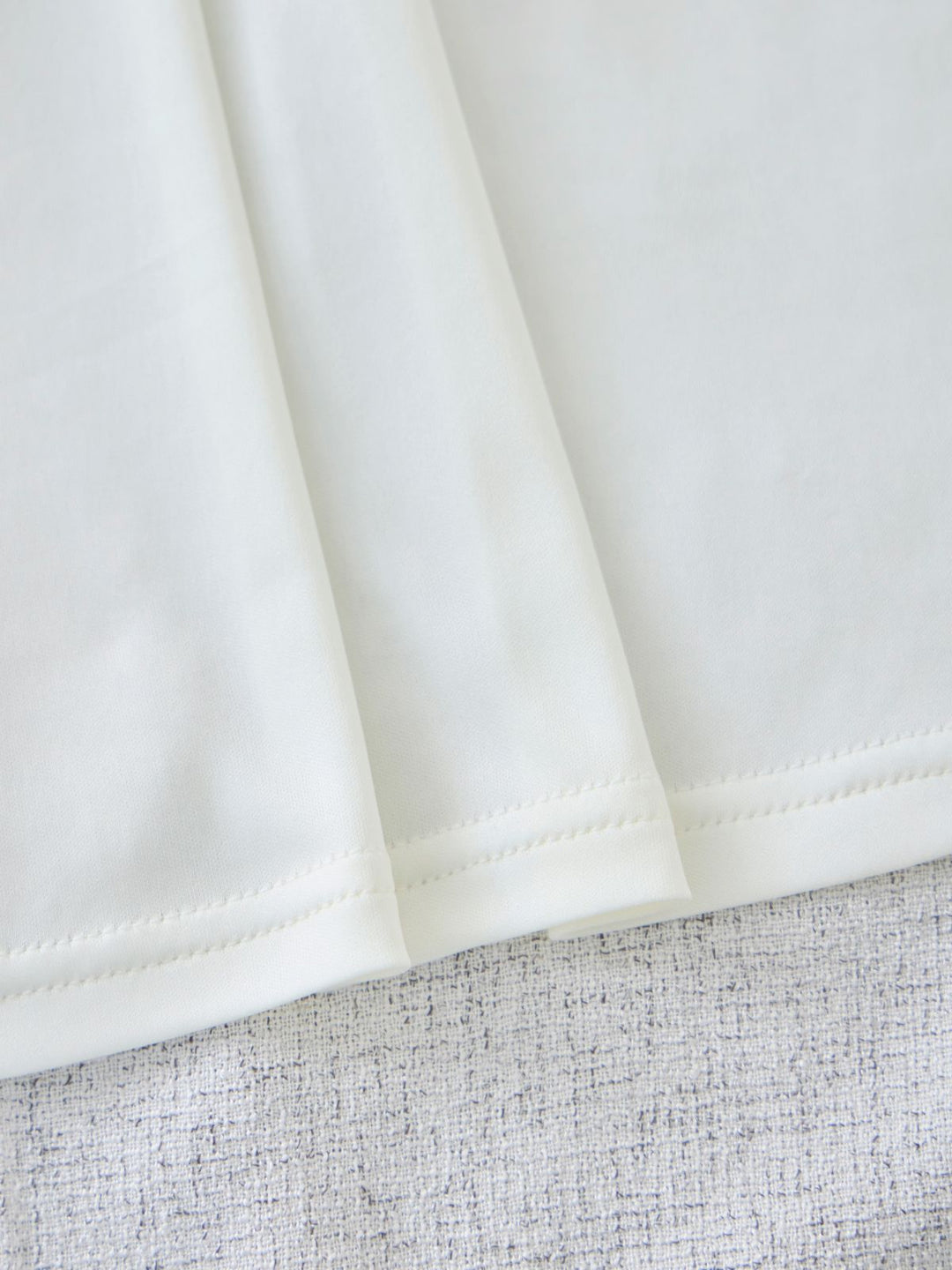 ツイードライクセミタイトスカート：ミックスホワイト│胸が大きな女性