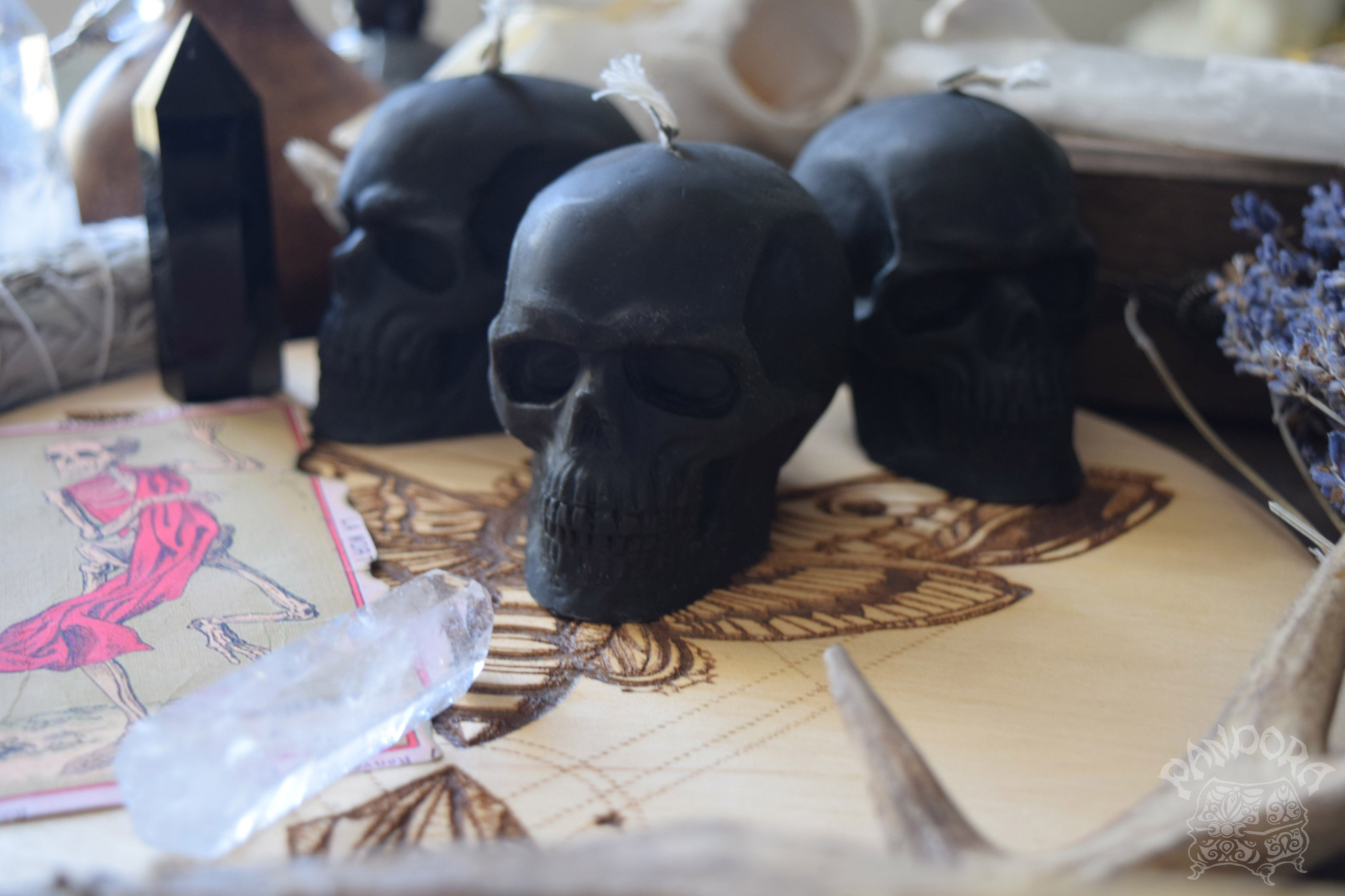 Black skull - Beeswax candle