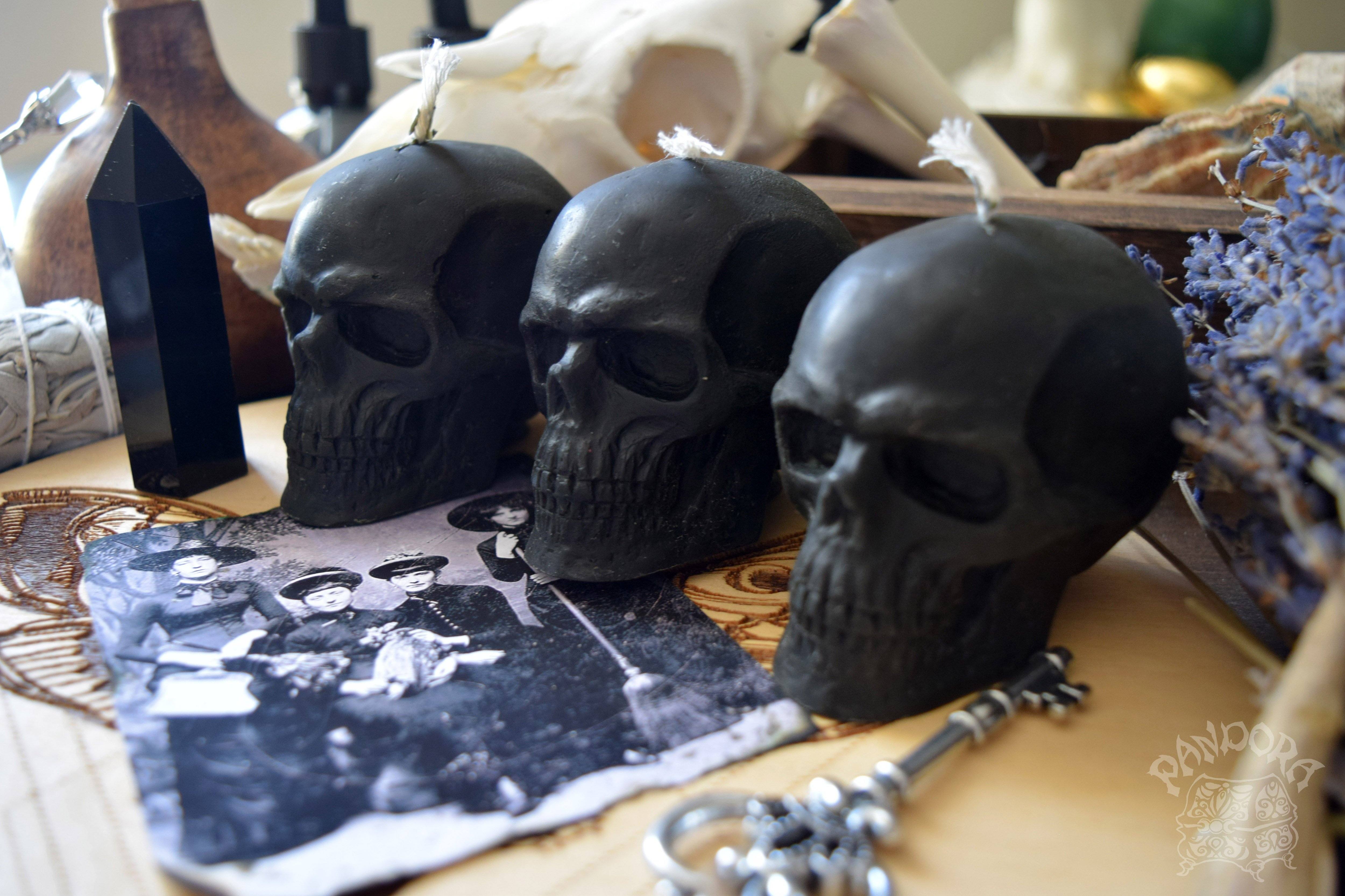 Black skull - Beeswax candle