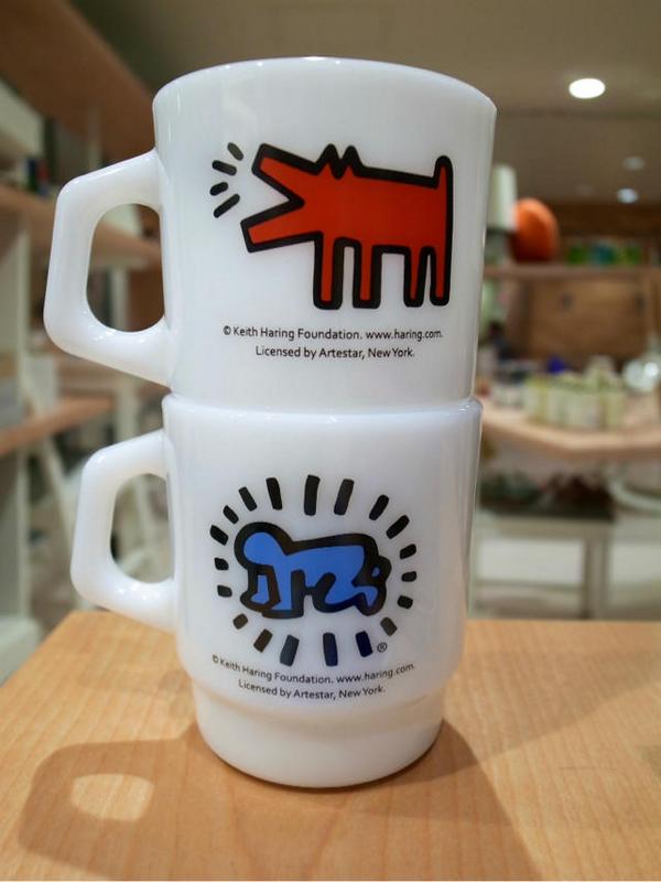 人気のキースへリングがついに＜Fire-King＞スタッキングマグに