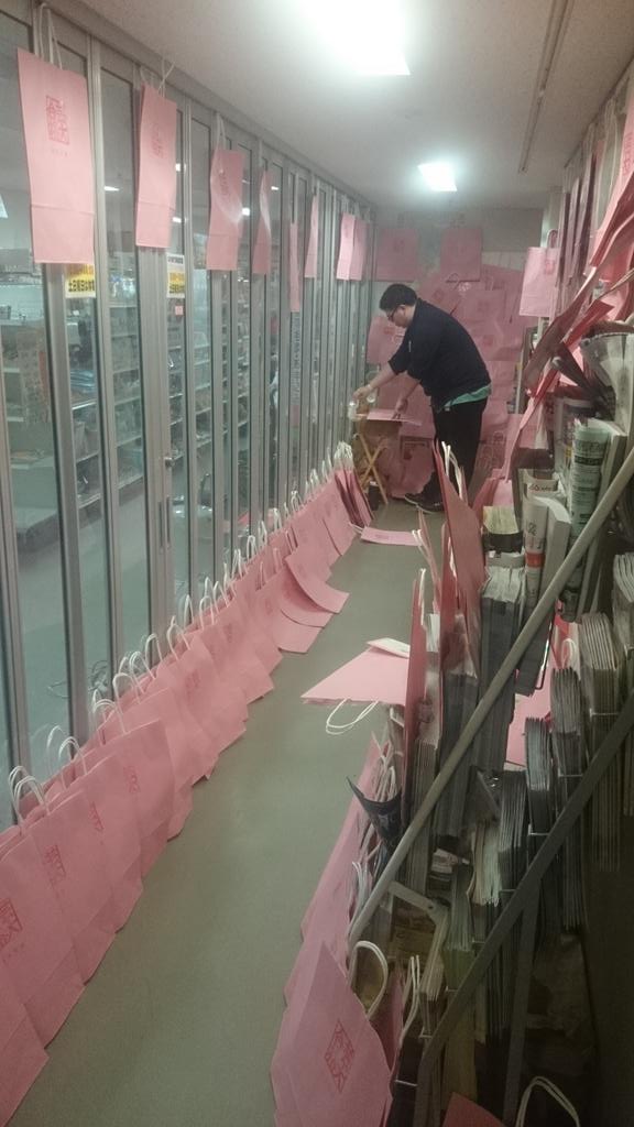 毎年恒例の合格袋作り。 この「芸大合格」の判子は、学生委員が一つ一