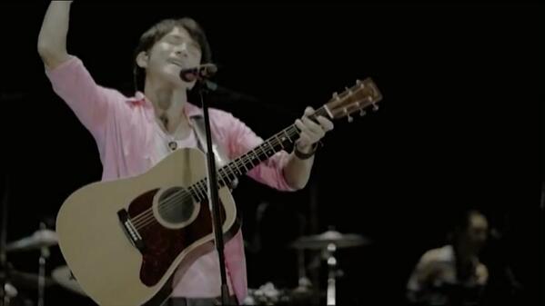 アコースティックギターのMartin D-28は、2000年製、レスターフラット