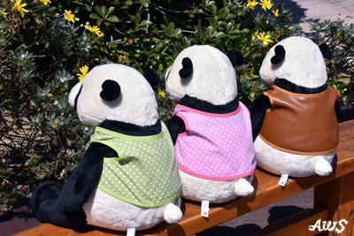 アイランド店ではパンダのぬいぐるみに自分で綿を入れて、足の裏に刺繍