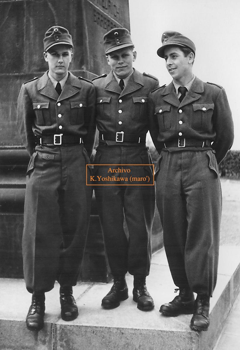 1953年のドイツ国境警備隊員。規格帽に似たウール帽や大戦中のM44服や