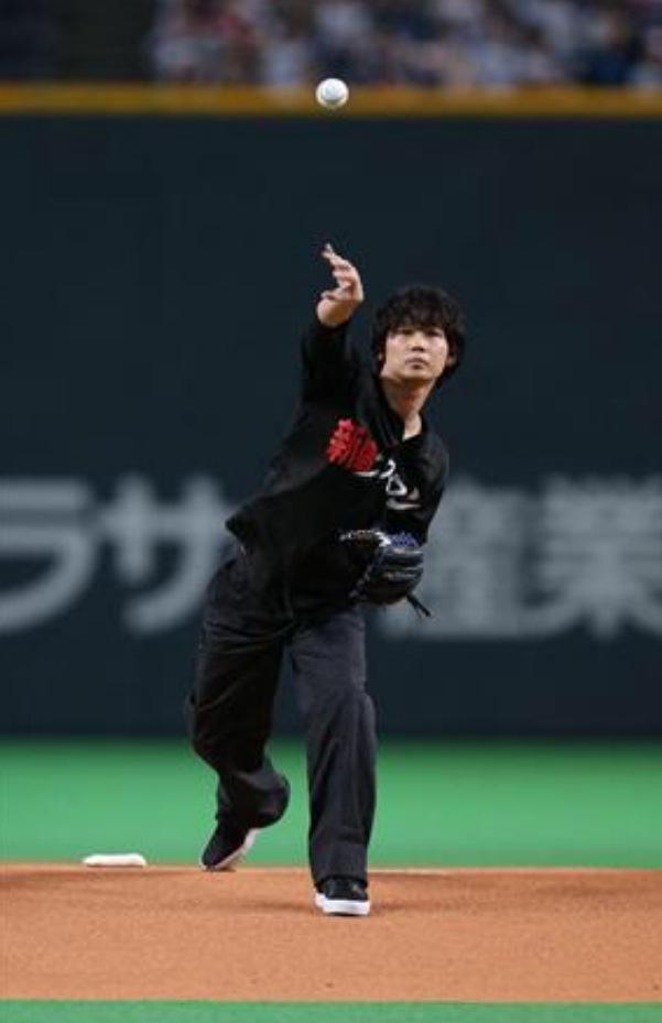 スポーツ新聞＞ 【サンスポ】綾野剛、ワンバン始球式「役者が立つ場所