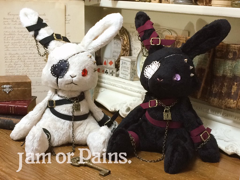 拘束ウサギの大サイズぬいぐるみ白黒各1点揃いました(*ΦωΦ)ノ