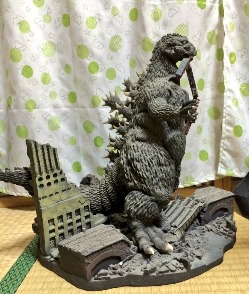 海洋堂、松村しのぶ原型の電車咥えゴジラ。ゴジラの立体物として一つの
