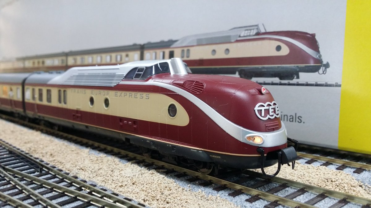 新製品情報 TRIX HO 22261 VT11．5 TEEﾃﾞｨｰｾﾞﾙｶｰ HELVETIA 4両ｾｯﾄ DB