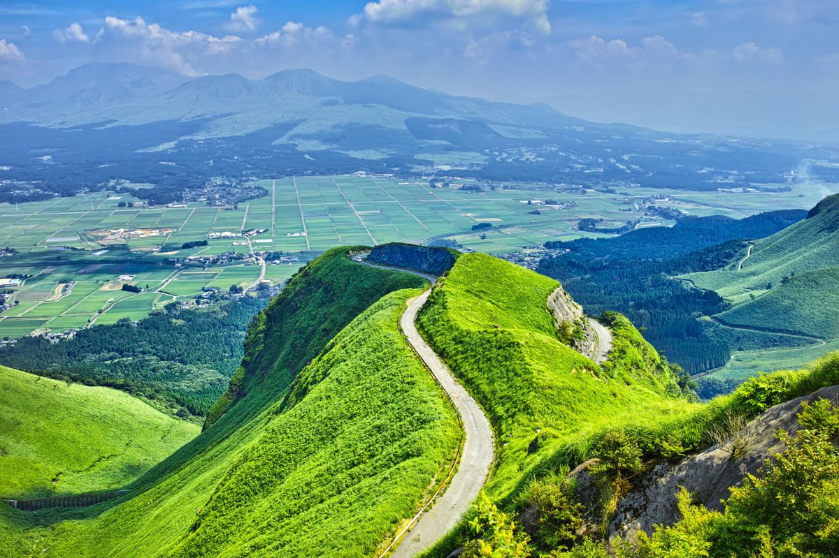 ラピュタの道【熊本県】 阿蘇外輪山から阿蘇カルデラへ、 くねくねと