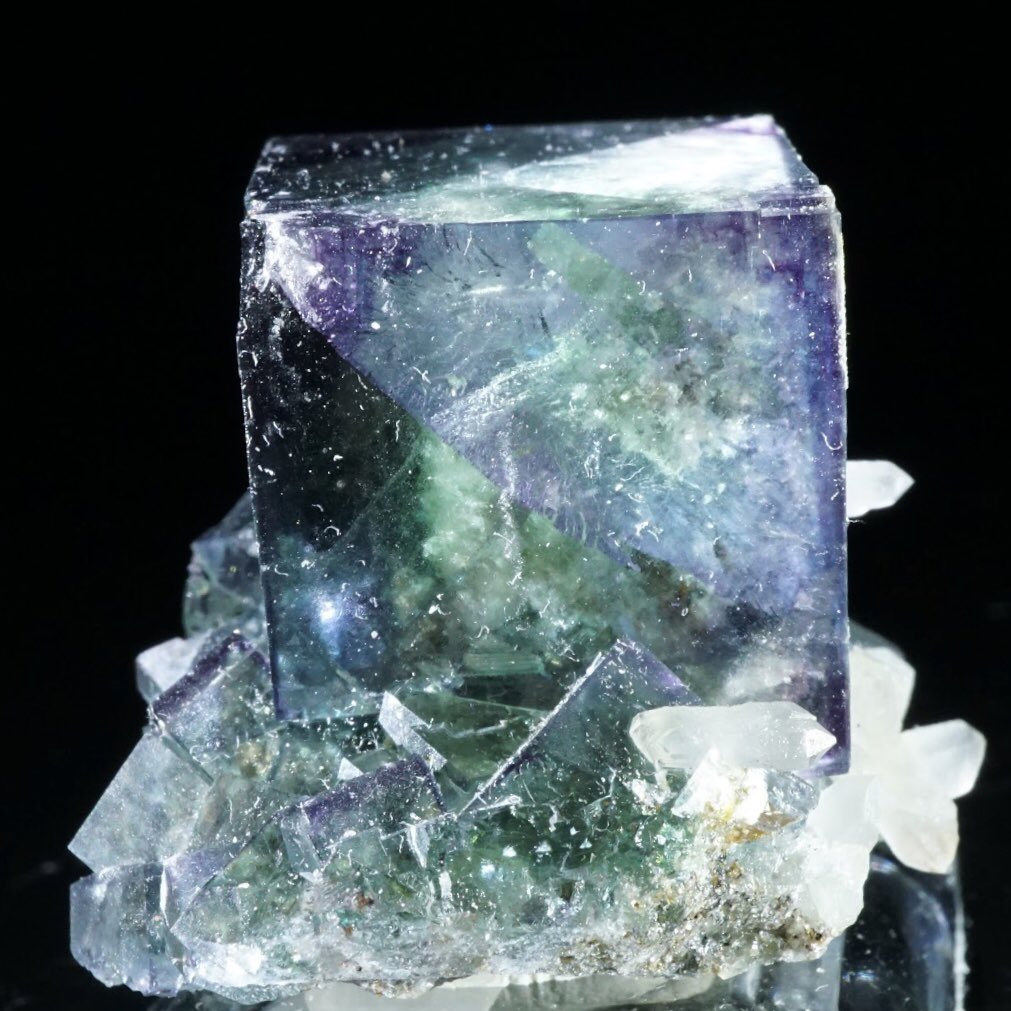 ナミビア #オコルス鉱山 の #フローライト です。 とても奥深い魅力