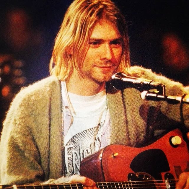 やっぱりカートコバーンはこの頃の内面に深い闇がある感じが切ないけど