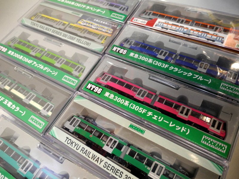 MODEMOのNゲージ 東急300系の車両が入荷しています。カラフルですね