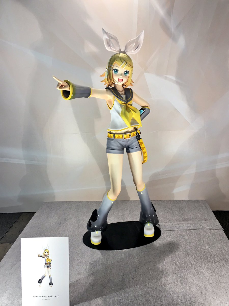 初音ミク展では、等身大フィギュアを4体並べて展示してます！！ 1/1