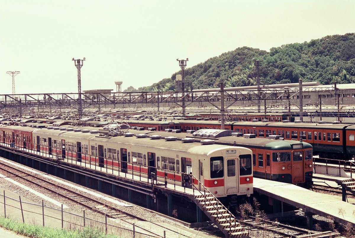 国鉄広島鉄道管理局の旧型電車を最後に駆逐したのが105系。先日載せた