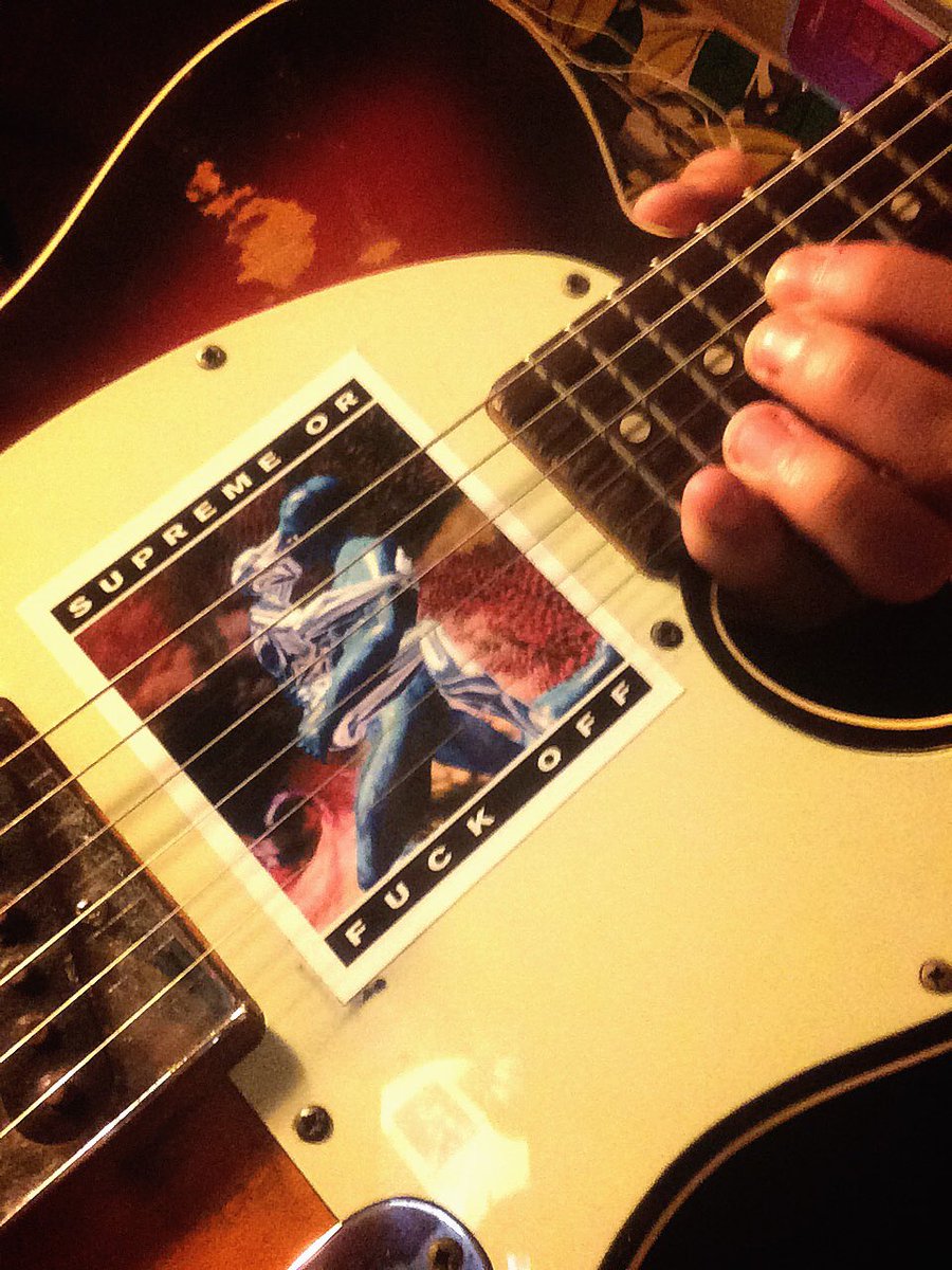 RAGTAGで買ったSUPREMEのステッカーをジョニーグリーンウッド風に貼っ