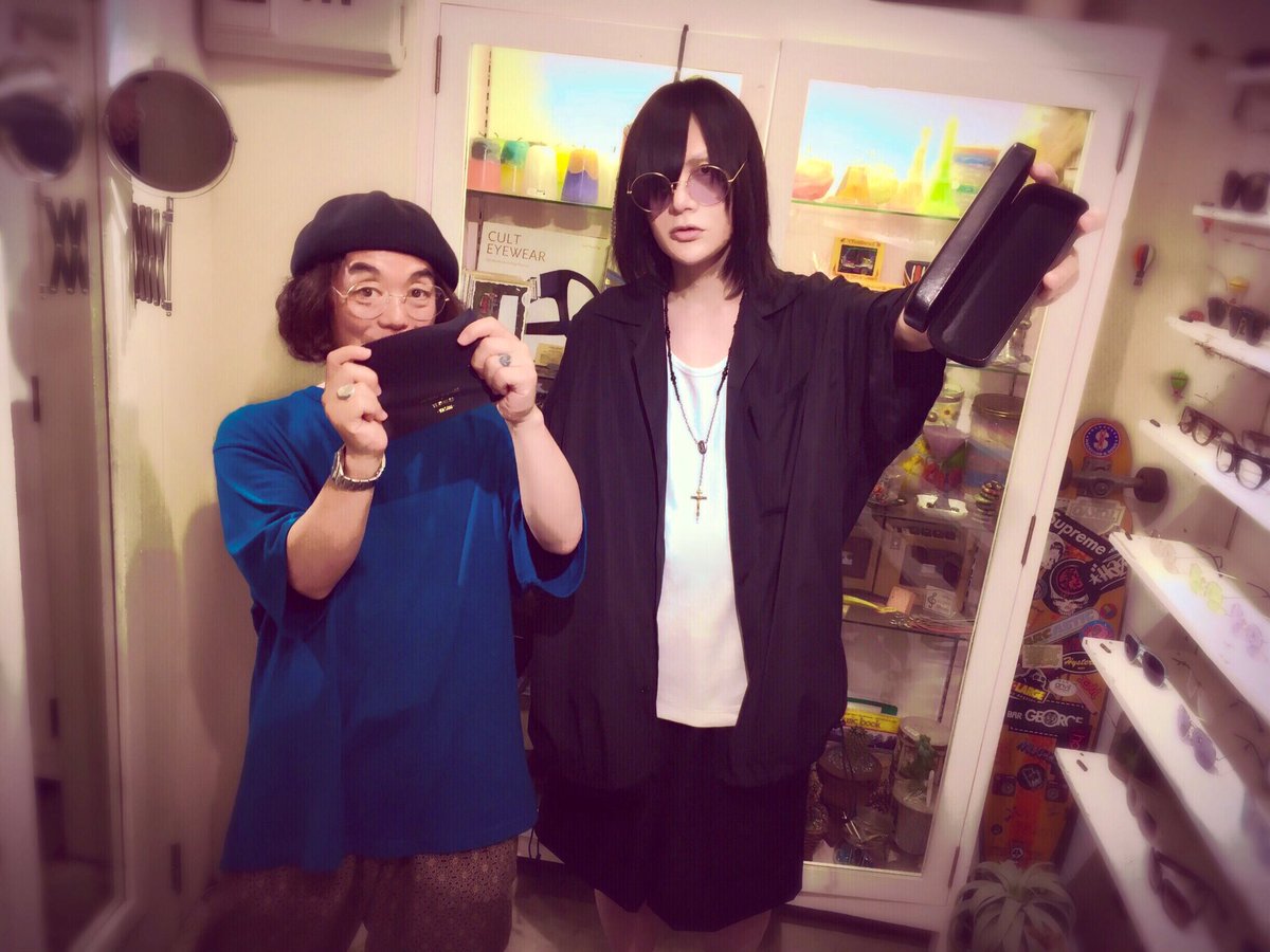 夜想眼鏡の御兄弟。 白昼夢サングラスのサンプルが届いた。 微調整する