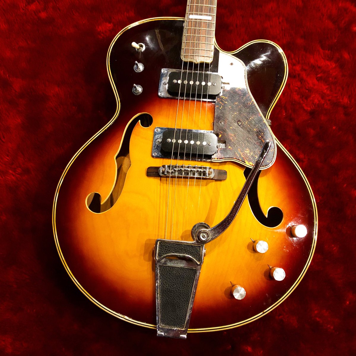 Guyatoneの比較的正統派なフルアコビザールSG-22Tです