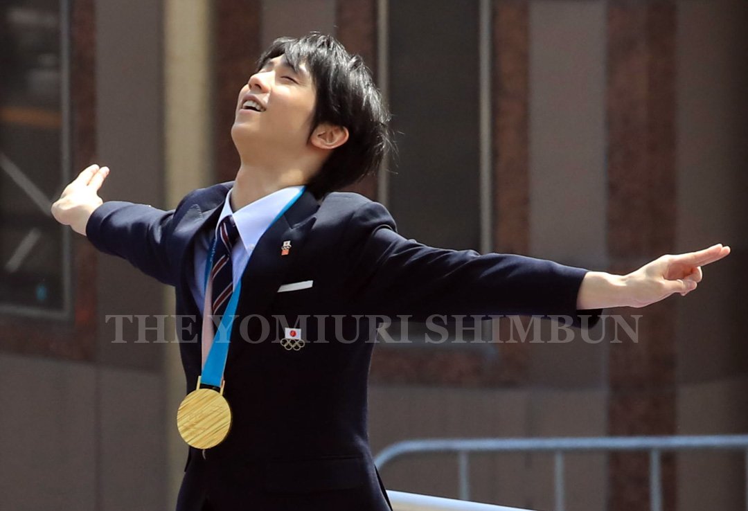 66年ぶりの五輪連覇を果たし、凱旋パレードで沿道の声援に応える