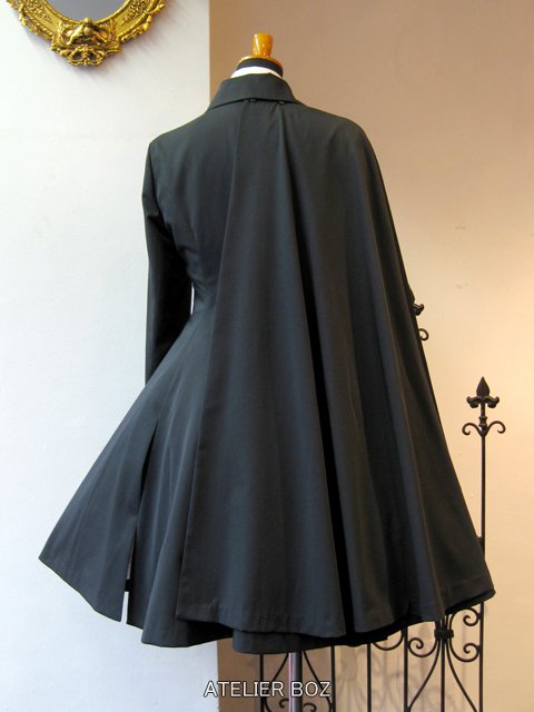 新作ジャケットご予約開始のお知らせ 身体の半分を覆う大きなケープ