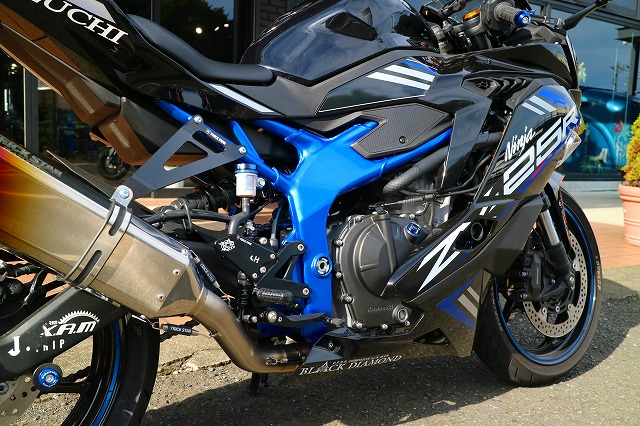 当店のお客様がご自身でカスタムしたNinjaZX25Rを見せに来てくれました