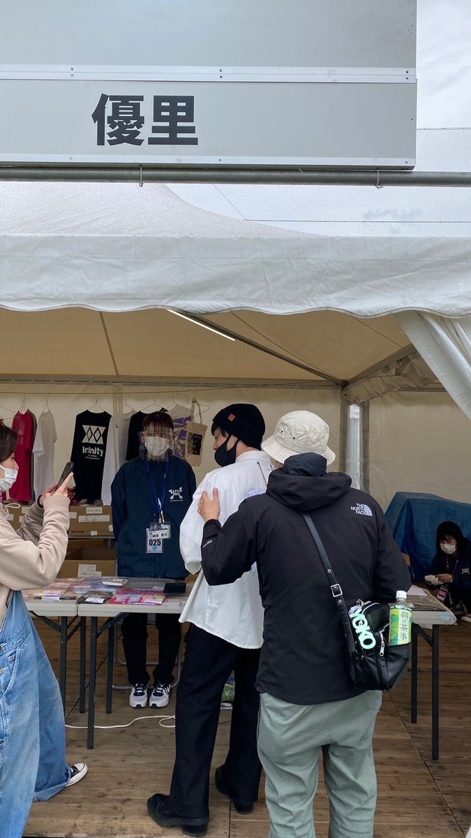 自分のグッズ売り場見に行ってその後も遠くから眺めてたらドライ