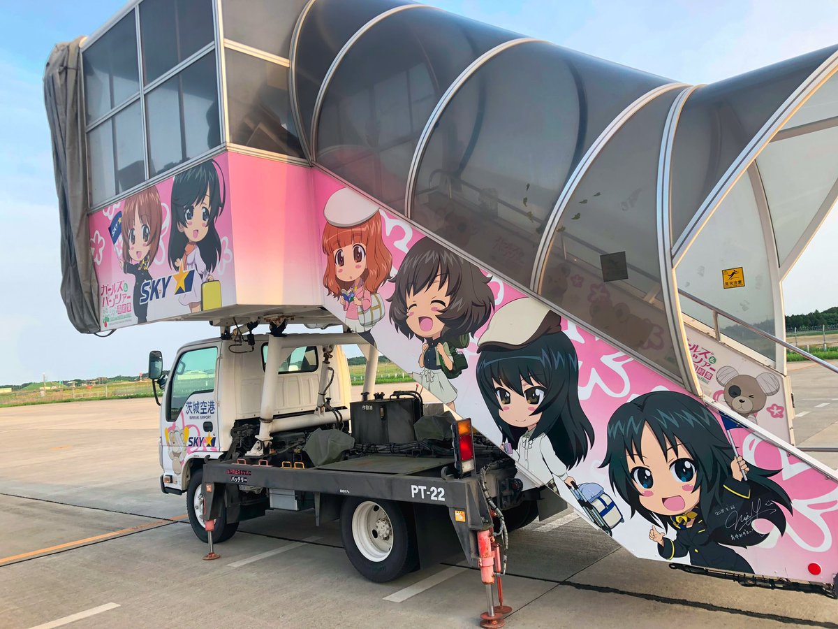 茨城空港のタラップ車には、茨城県大洗町が舞台の人気アニメ「ガールズ