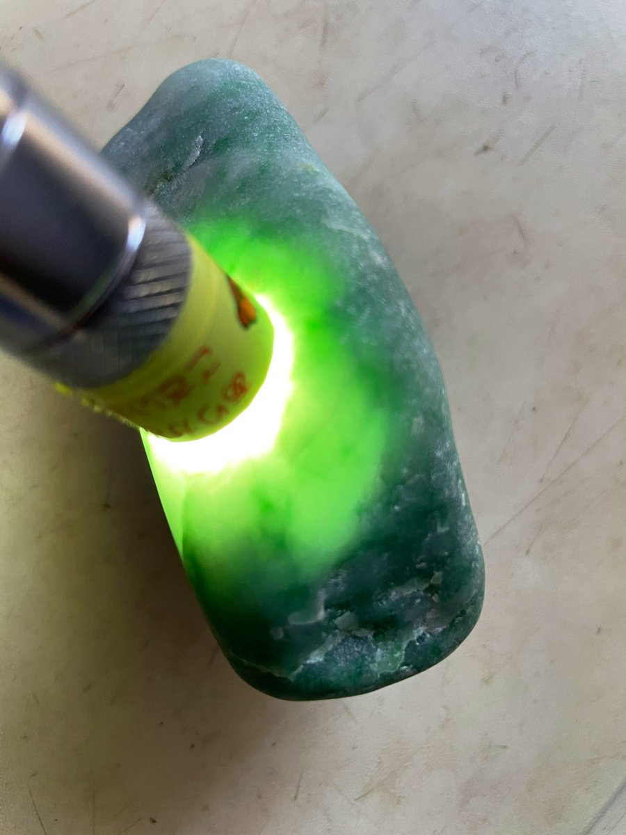 今日のヒスイは、 結晶バッチリの海翡翠です😁 緑(翠)色の透過も