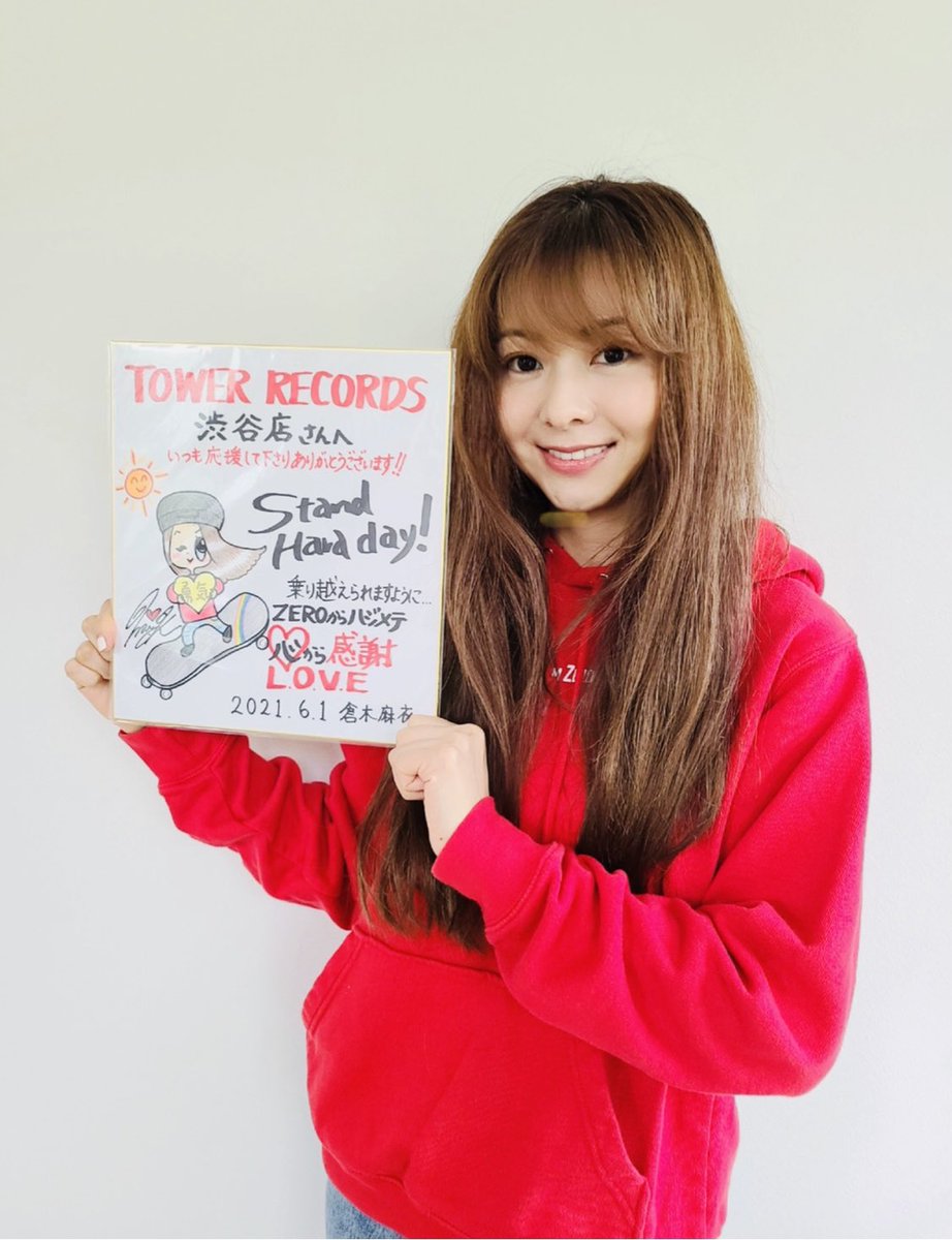 リリースを記念して「ZERO からハジメテ」のMVで使用した衣装と