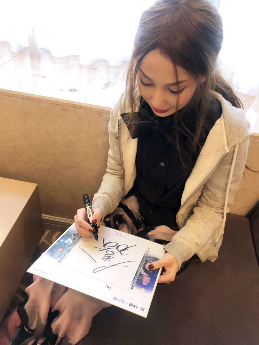 中島さんが心を込めてサインしてくださってるお写真をいただきました