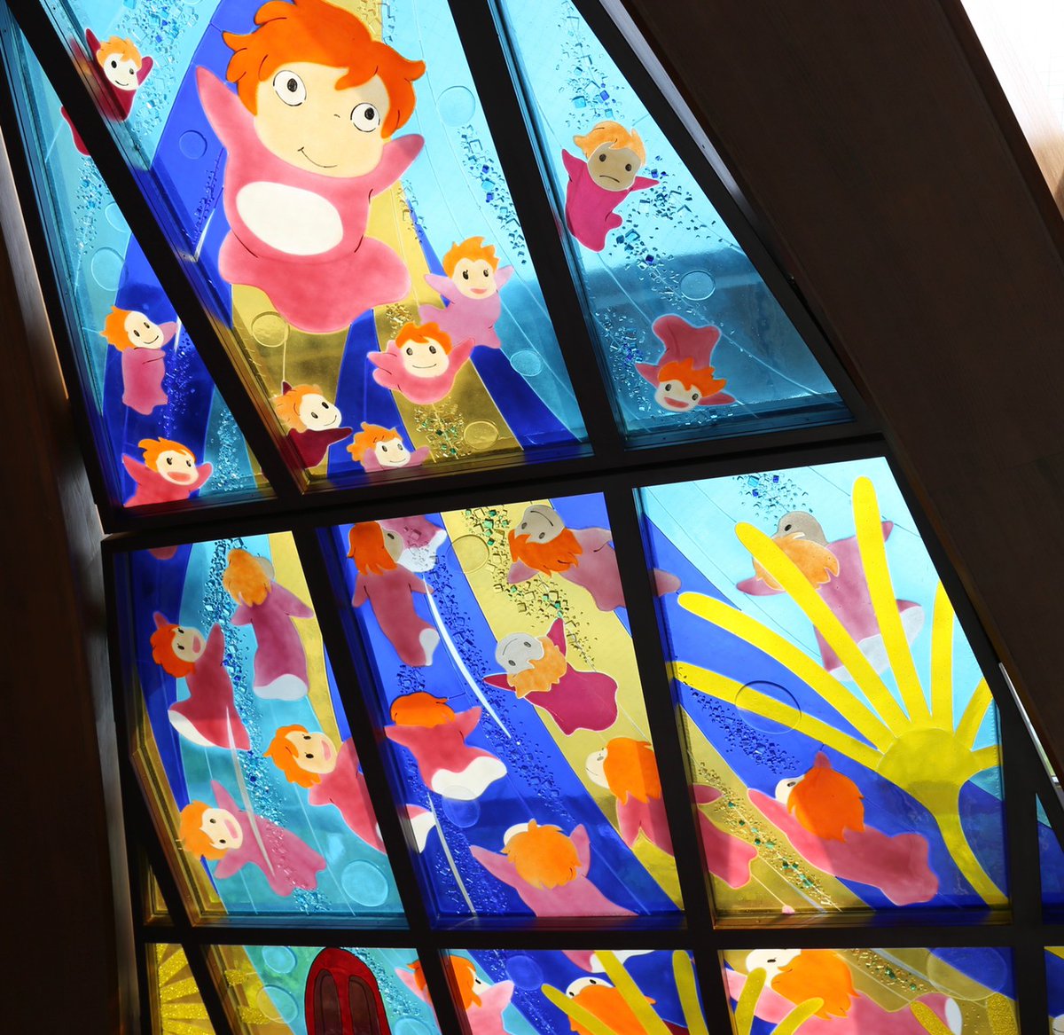 吹き抜けの中央ホールのいちばんてっぺんには、フュージンググラスが