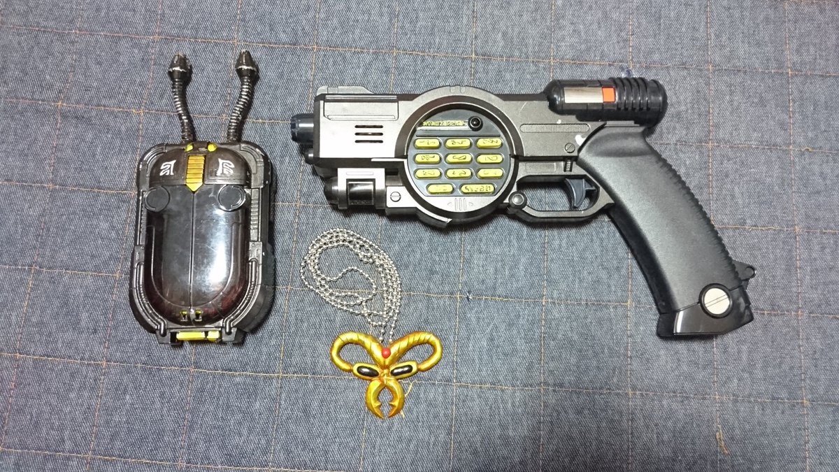 昨夜、息子が懐かしい玩具を引っ張り出して来ました。重甲ビー