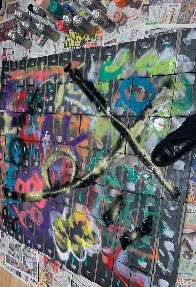 発売記念にVHSビデオテープ📼 100本作った 中身の映像はスプレーしすぎ