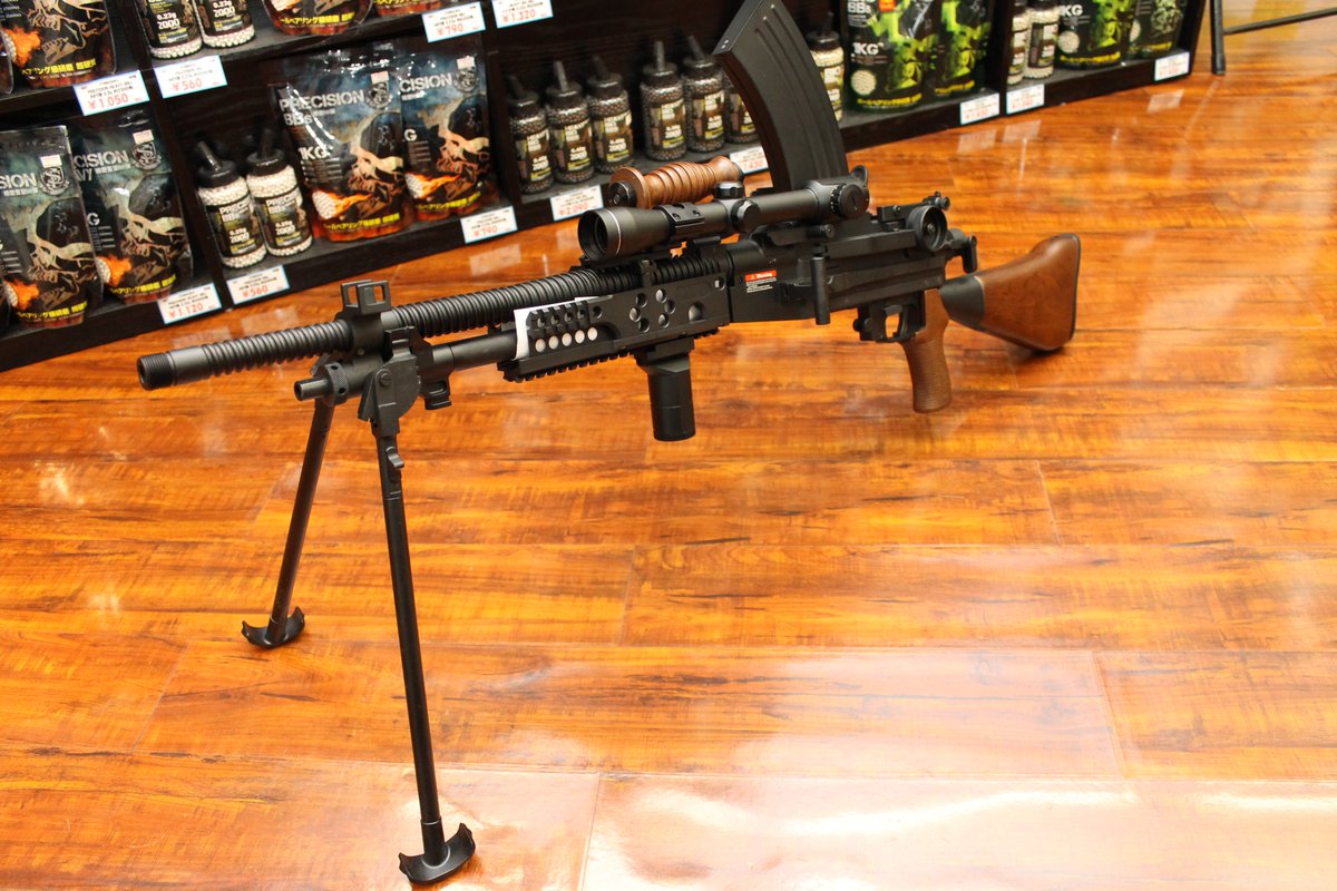 九六式軽機関銃にВ-50ハンドガードを装着！ スコープやグリップなど
