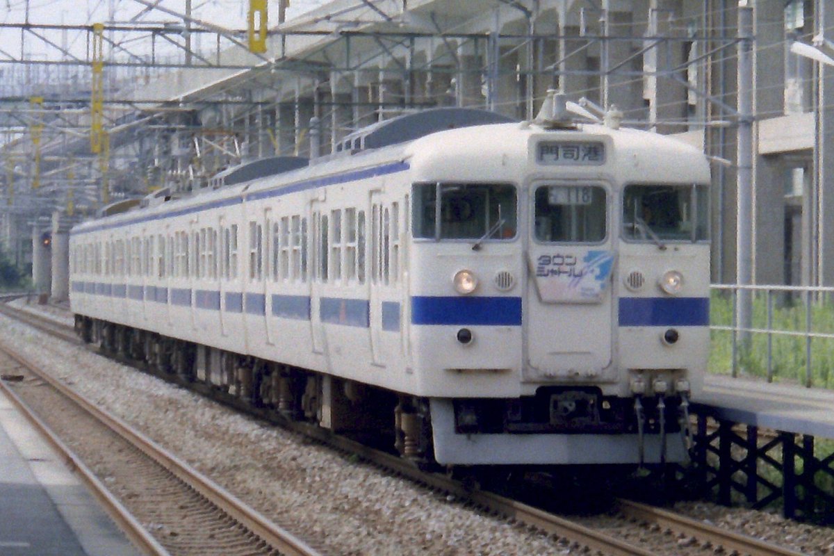 1998年の夏に撮影したタウンシャトルのヘッドマークを掲げて走るJR九州