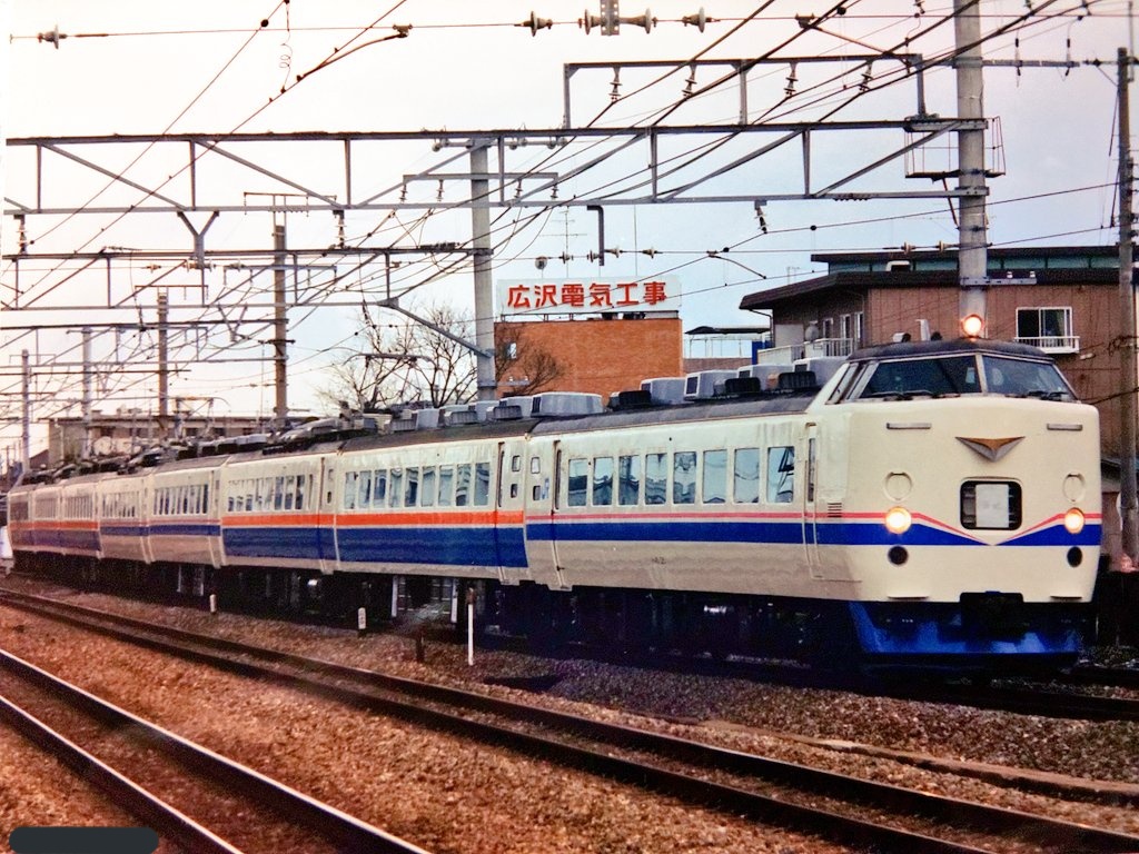 485系 スーパー雷鳥色＋かがやき・きらめき色485系混色編成8連。 吹田