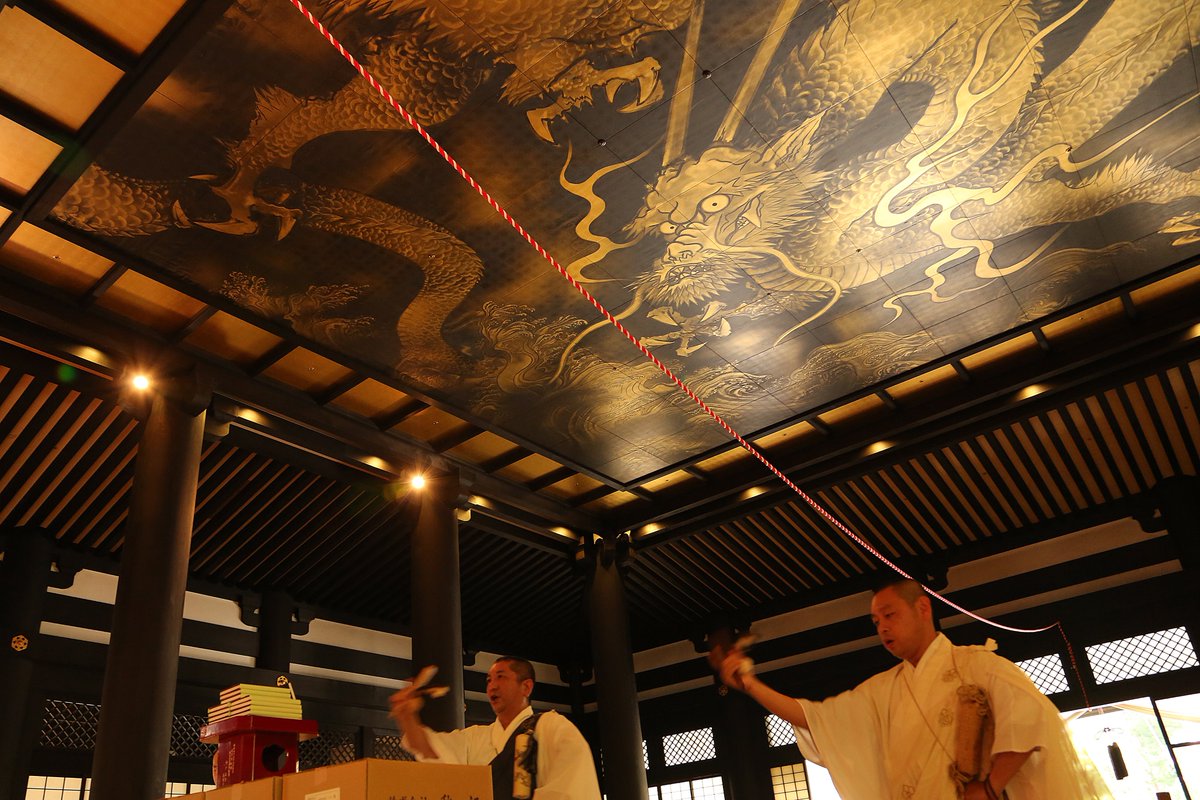 加山又造画伯の力作である身延山久遠寺本堂天井画『墨龍』をモチーフに