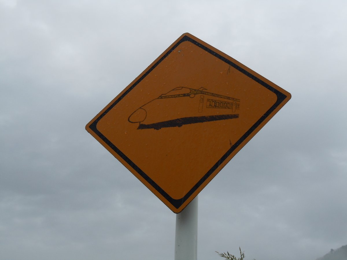 山形には400系が描かれた踏切標識や看板が各地に残ってる。しかも試作