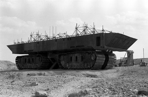 スターウォーズのジャワ族のサンドクローラー、足周りは実物大の