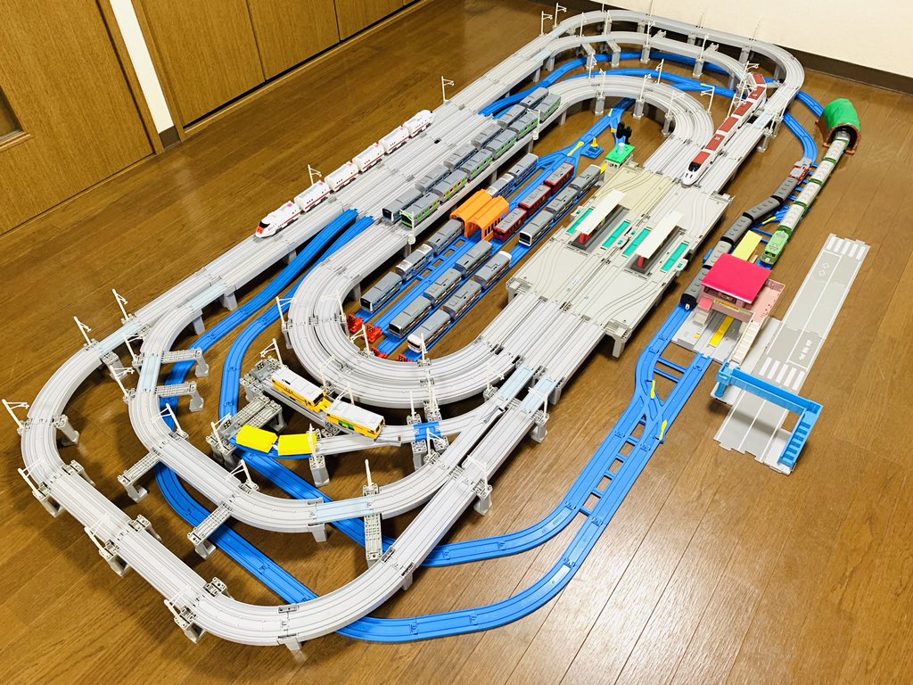 プラレールのレイアウトをつくりました。 高架線の複々線区間と3複線の