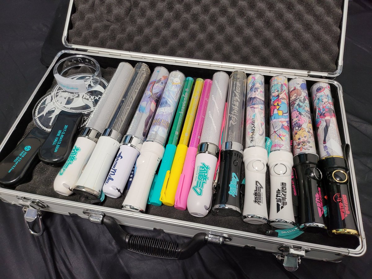 歴代ミクライブのペンライトでケースが満杯になってしまった奴